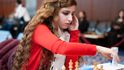 Íránská šachistka Dorsa Derakhshani odmítá hrát v hidžábu.