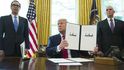 Donald Trump při podpisu sankcí proti Íránu