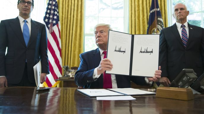 Donald Trump při podpisu sankcí proti Íránu Donald Trump při podpisu sankcí proti Íránu