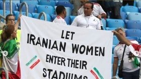 Íránské dívky bojují o právo zúčastnit se fotbalových utkání.