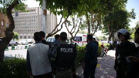 Neznámí ozbrojenci zaútočili na dvou místech v Teheránu: v budově parlamentu a v mauzoleu ajatolláha Rúholláha Chomejního na jihu íránské metropole.