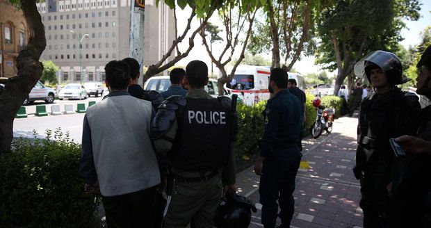V íránském parlamentu se střílelo, pak přišel další útok. Teroristé drželi rukojmí
