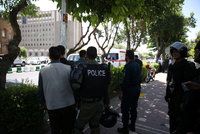 V íránském parlamentu se střílelo, pak přišel další útok. Teroristé drželi rukojmí