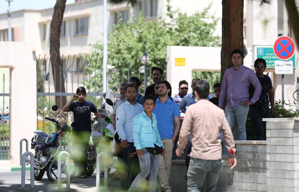 Neznámí ozbrojenci zaútočili na dvou místech v Teheránu: v budově parlamentu a v mauzoleu ajatolláha Rúholláha Chomejního na jihu íránské metropole.