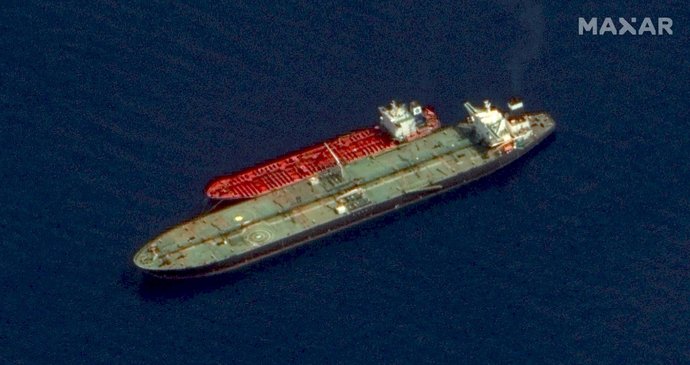 Íránský tanker hoří následkem exploze, odborníci situaci považují za teroristický útok