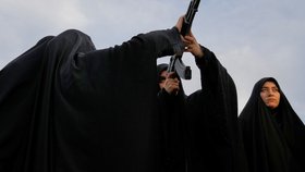 Dobrovolnice se učí zacházet s útočnou puškou typu Kalašnikov během vojenského výcvikového kurzu v táboře zřízeném na náměstí Imáma Husajna v Teheránu v neděli (4. 10. 2026).