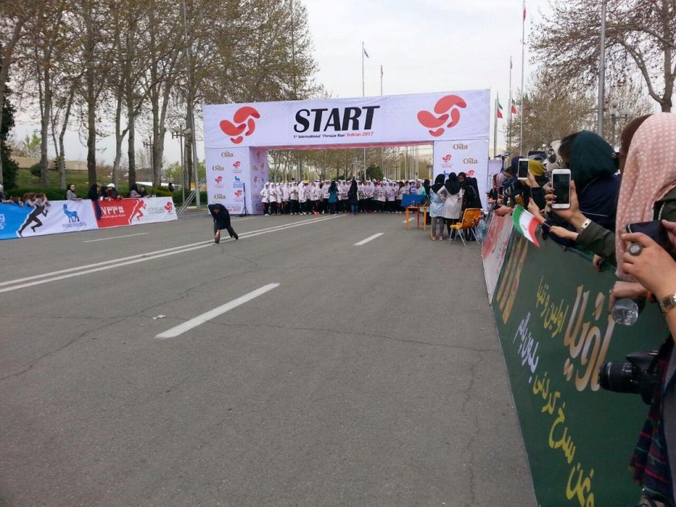 Na prvním mezinárodním maratonu v Íránu startovaly i ženy, musely ale být zahalené.