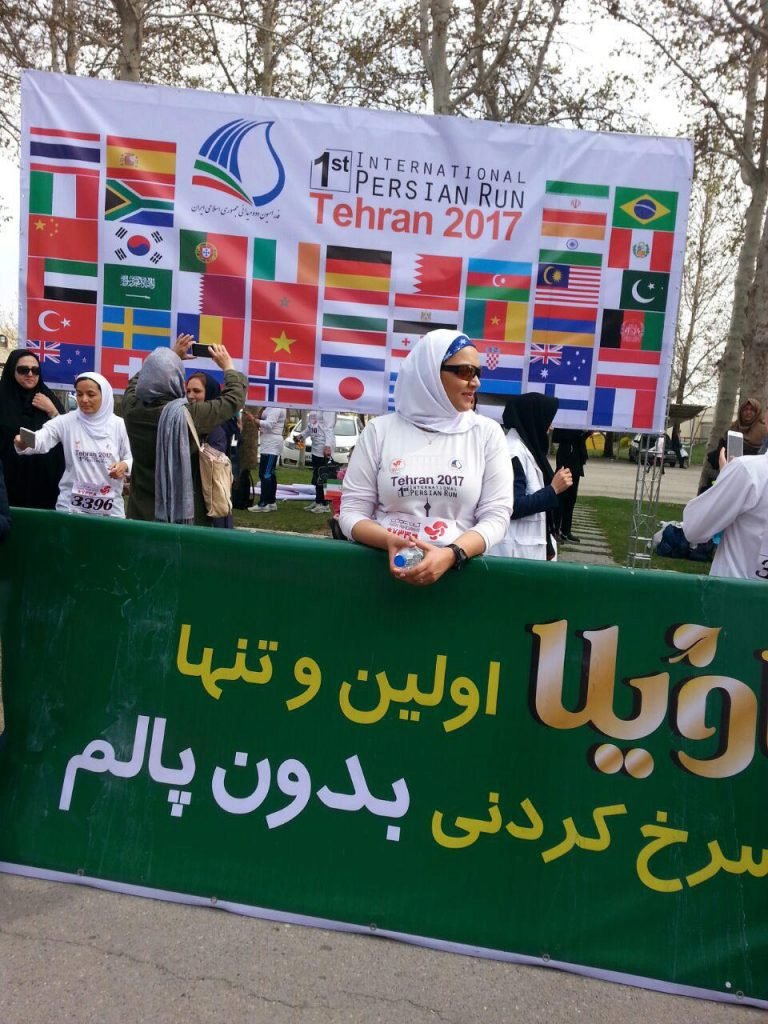 Na prvním mezinárodním maratonu v Íránu startovaly i ženy, musely ale být zahalené.