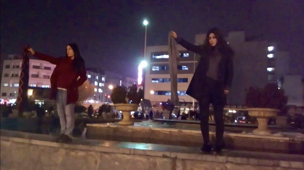 Muslimky v Teheránu protestovaly proti povinnému zahalování, 29 z nich bylo zatčeno.