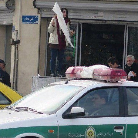 Muslimky v Teheránu protestovaly proti povinnému zahalování, 29 z nich bylo zatčeno.