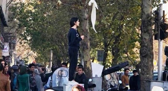 Muslimky v Teheránu protestovaly proti povinnému zahalování, mnoho z nich bylo zatčeno.