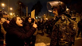 Protesty v Íránu nabírají na síle. Policie tahá slzný plyn.