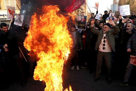 Protesty v Íránu nabírají na síle. Policie tahá slzný plyn