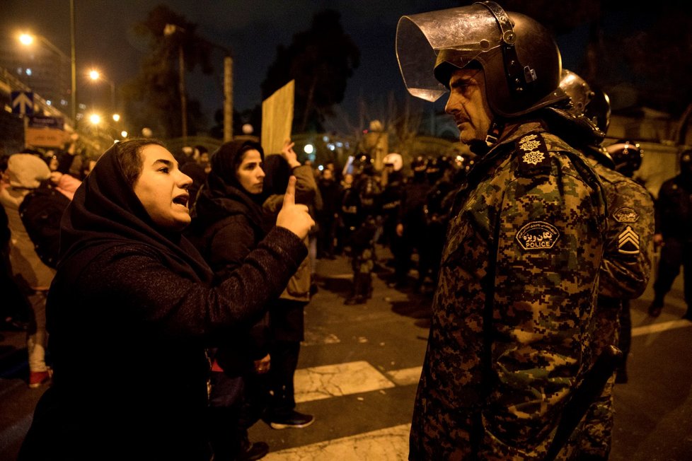 Protesty v Íránu nabírají na síle. Policie tahá slzný plyn.
