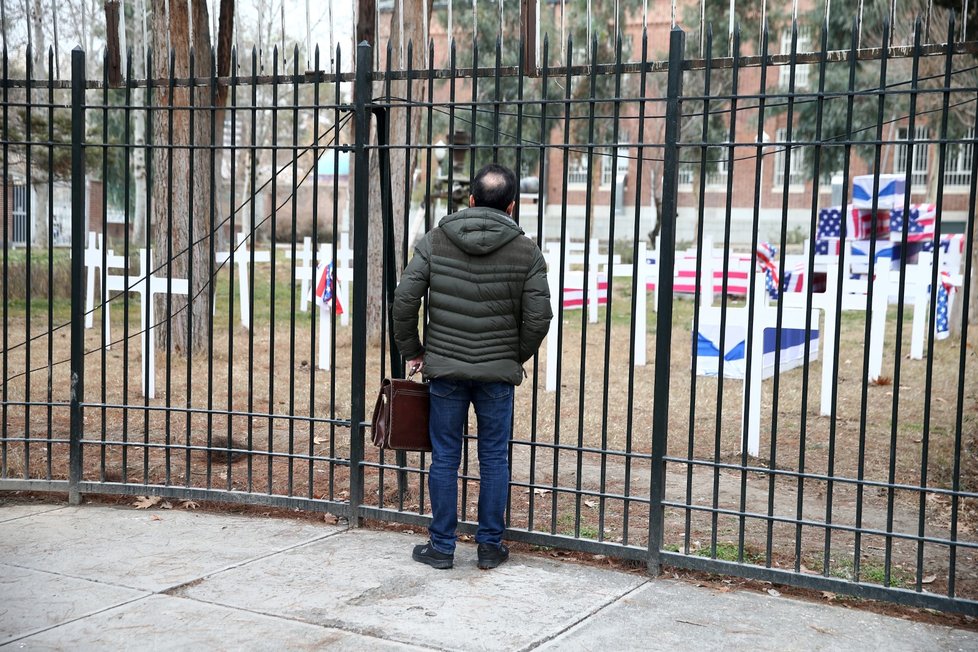 Na výstavě nazvané „hřbitov amerických vojáků“ na bývalém velvyslanectví USA v Teheránu jsou k vidění i symbolické prázdné rakve amerických a izraelských vojáků