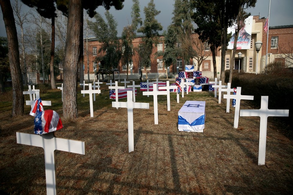 Na výstavě nazvané „hřbitov amerických vojáků“ na bývalém velvyslanectví USA v Teheránu jsou k vidění i symbolické prázdné rakve amerických a izraelských vojáků