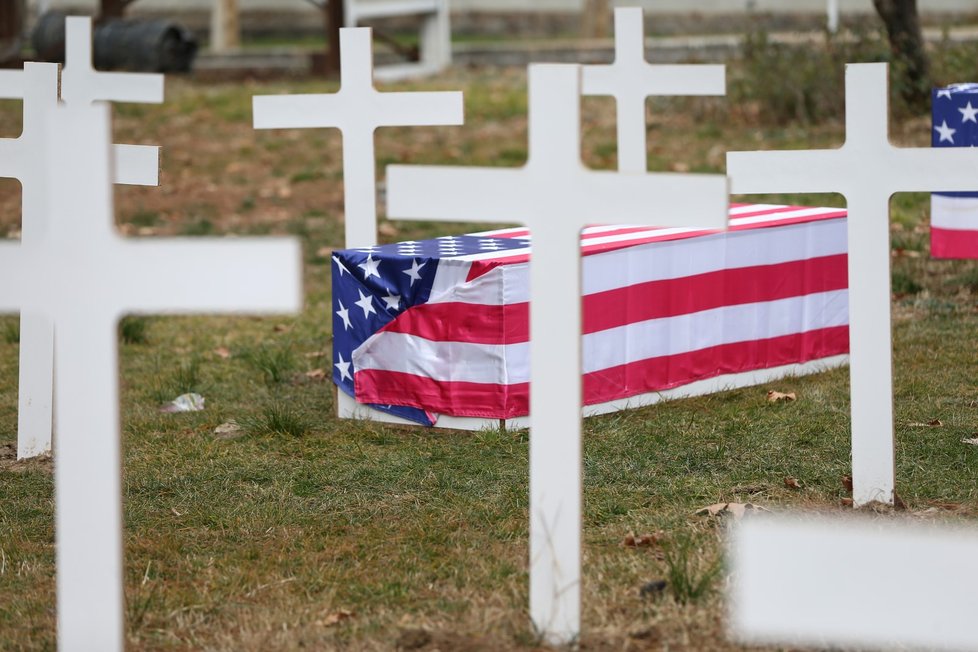 Na výstavě nazvané „hřbitov amerických vojáků“ na bývalém velvyslanectví USA v Teheránu jsou k vidění i symbolické prázdné rakve amerických a izraelských vojáků