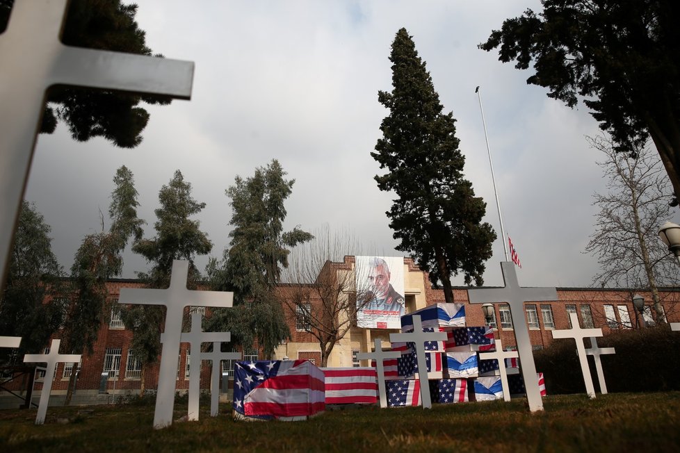 Na výstavě nazvané „hřbitov amerických vojáků“ na bývalém velvyslanectví USA v Teheránu jsou k vidění i symbolické prázdné rakve amerických a izraelských vojáků