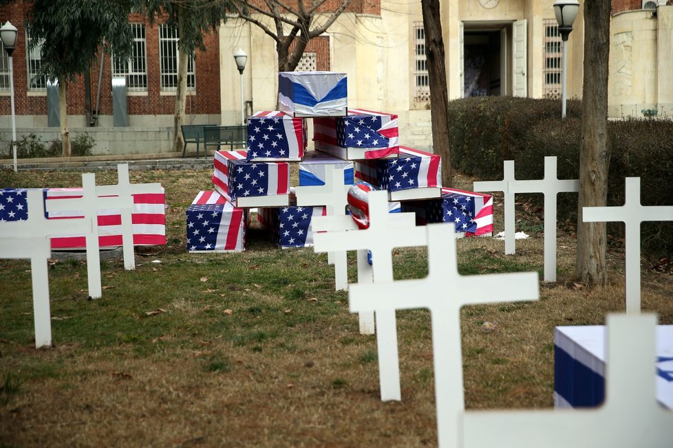 Na výstavě nazvané „hřbitov amerických vojáků“ na bývalém velvyslanectví USA v Teheránu jsou k vidění i symbolické prázdné rakve amerických a izraelských vojáků