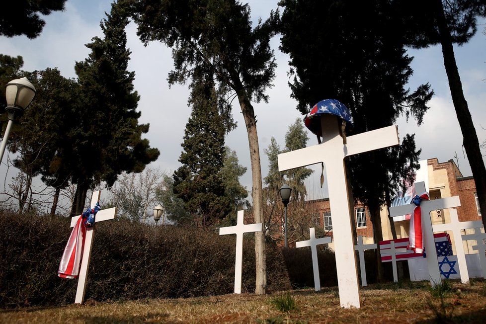 Na výstavě nazvané „hřbitov amerických vojáků“ na bývalém velvyslanectví USA v Teheránu jsou k vidění i symbolické prázdné rakve amerických a izraelských vojáků