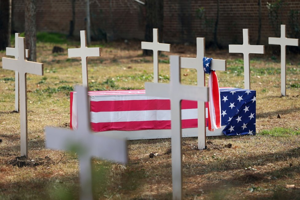 Na výstavě nazvané „hřbitov amerických vojáků“ na bývalém velvyslanectví USA v Teheránu jsou k vidění i symbolické prázdné rakve amerických a izraelských vojáků