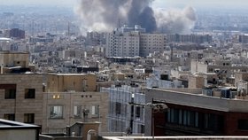 Kouř po útocích v Teheránu (1.3.2026)