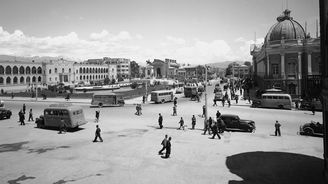 Írán se stal bojištěm světových mocností už krátce po 2. světové válce. Začala nekonečná válka o ropná pole Írán se stal bojištěm světových mocností už krátce po 2. světové válce. Začala nekonečná válka o ropná pole