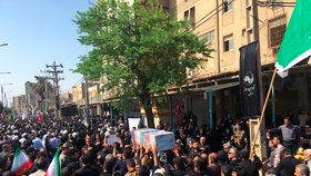 V Íránském městě Ahváz městě v pondělí začaly pohřby obětí, jež vysílala živě íránská televize. Při sobotním útoku přišlo podle íránských úřadů o život 25 lidí, mezi nimiž bylo 12 členů elitních revolučních gard (24. 9. 2018).