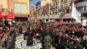 V Íránském městě Ahváz městě v pondělí začaly pohřby obětí, jež vysílala živě íránská televize. Při sobotním útoku přišlo podle íránských úřadů o život 25 lidí, mezi nimiž bylo 12 členů elitních revolučních gard (24. 9. 2018).