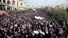 Íránci vyšli po smrti Kásema Sulejmáního do ulic.