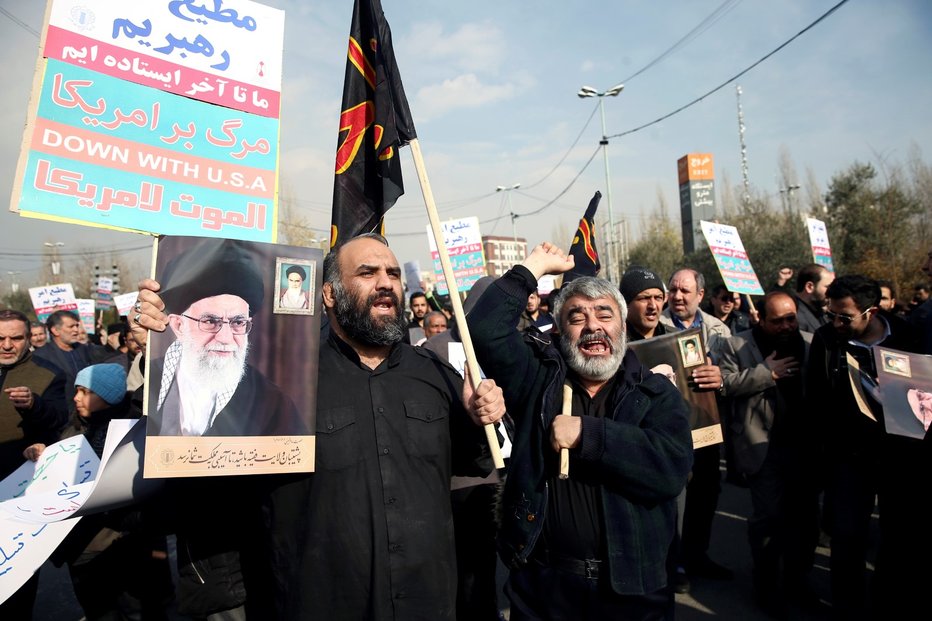 Íránci vyšli po smrti Kásema Solejmáního do ulic.