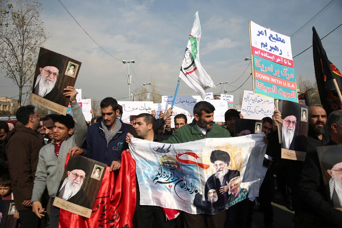 Íránci vyšli po smrti Kásema Solejmáního do ulic.