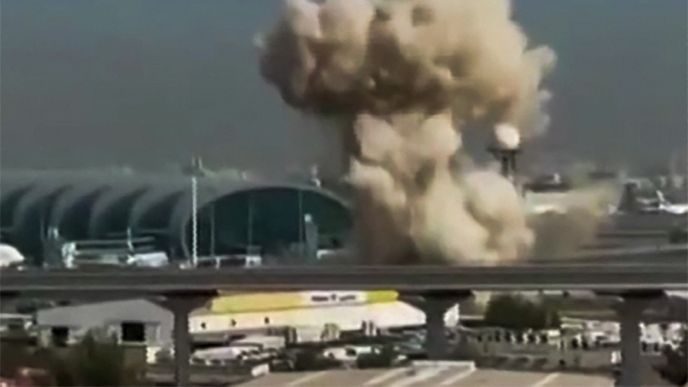 Výbuch u mezinárodního letiště v Dubaji (7.3.2026) Výbuch u mezinárodního letiště v Dubaji (7.3.2026)
