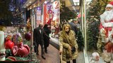 Vánoce v Íránu: Obchody rozzářily vánoční dekorace a lidé si zamilovali vánoční stromky