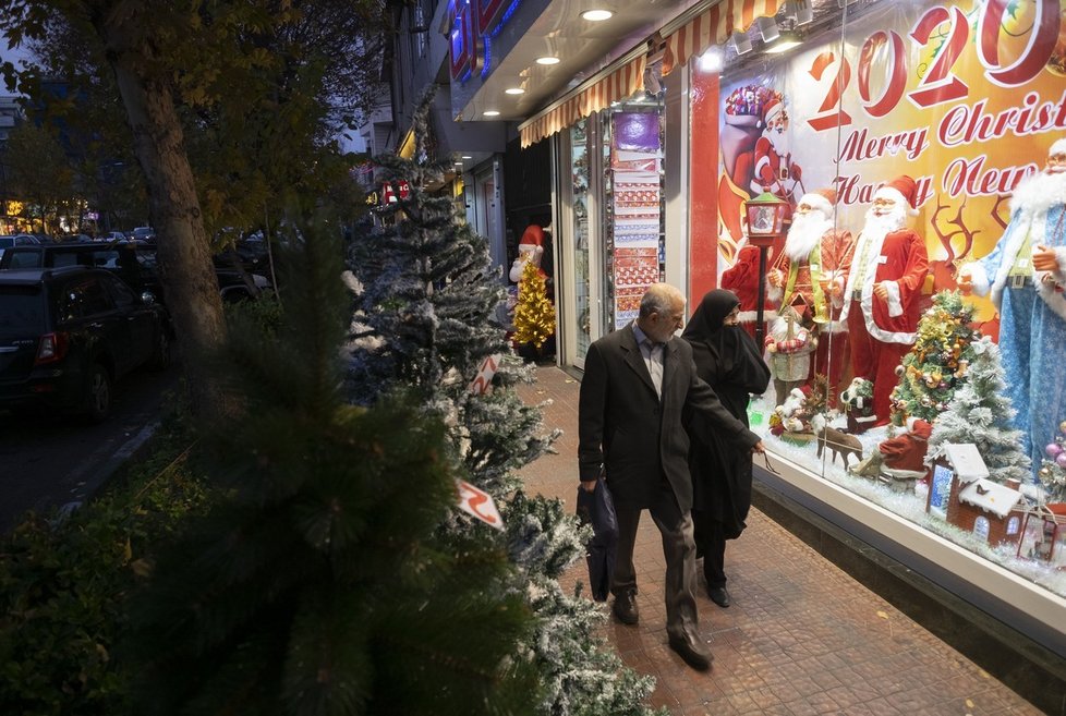 Obchody v Teheránu jsou ozdobené vánočními ozdobami.