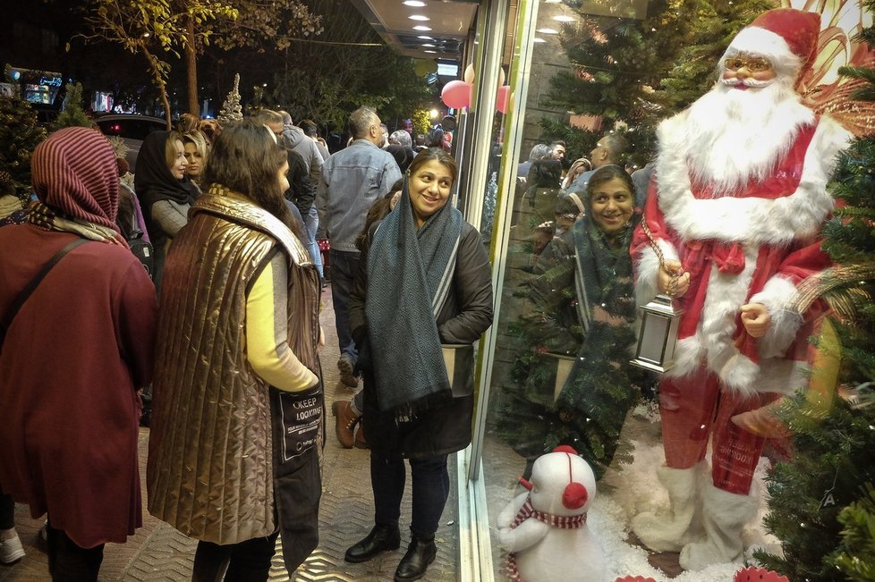 Obchody v Teheránu jsou připravené na oslavy Vánoc.
