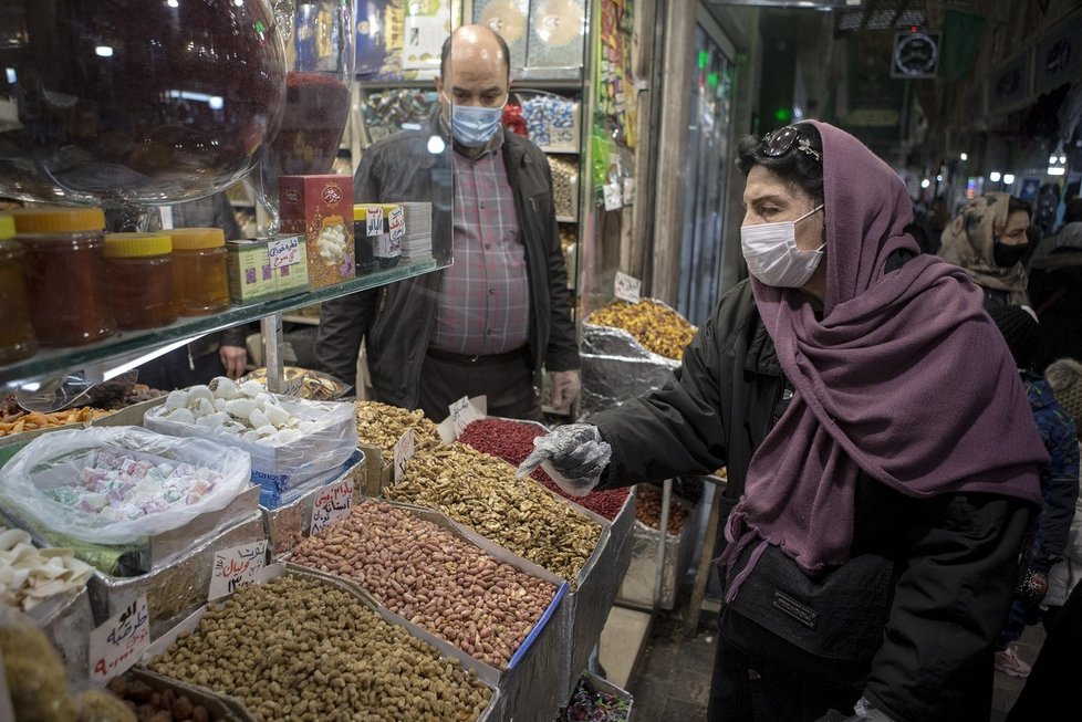 Lidé nakupují v Íránu před oslavami zimního slunovratu a Vánoc.