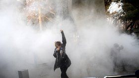 Protesty v Íránu si vyžádaly již deset obětí