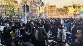 Íránské ministerstvo vnitra varovalo demonstranty, že zakročí proti šíření strachu, násilí a teroru.