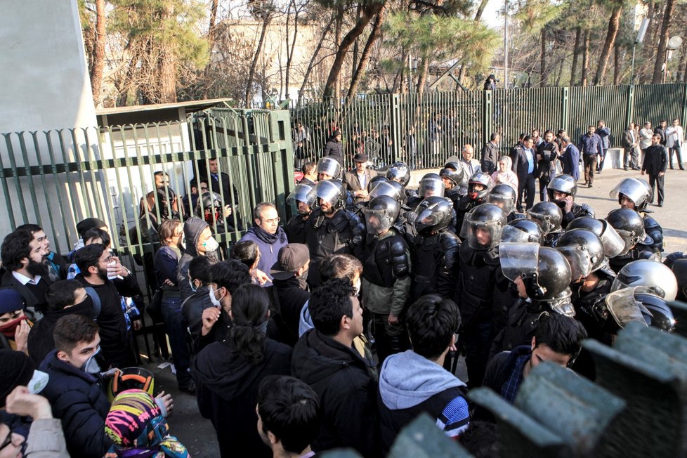 Protesty v Íránu. Lidé jsou nespokojení s ekonomickou situací země.