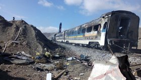 Následky srážky vlaků v Íránu