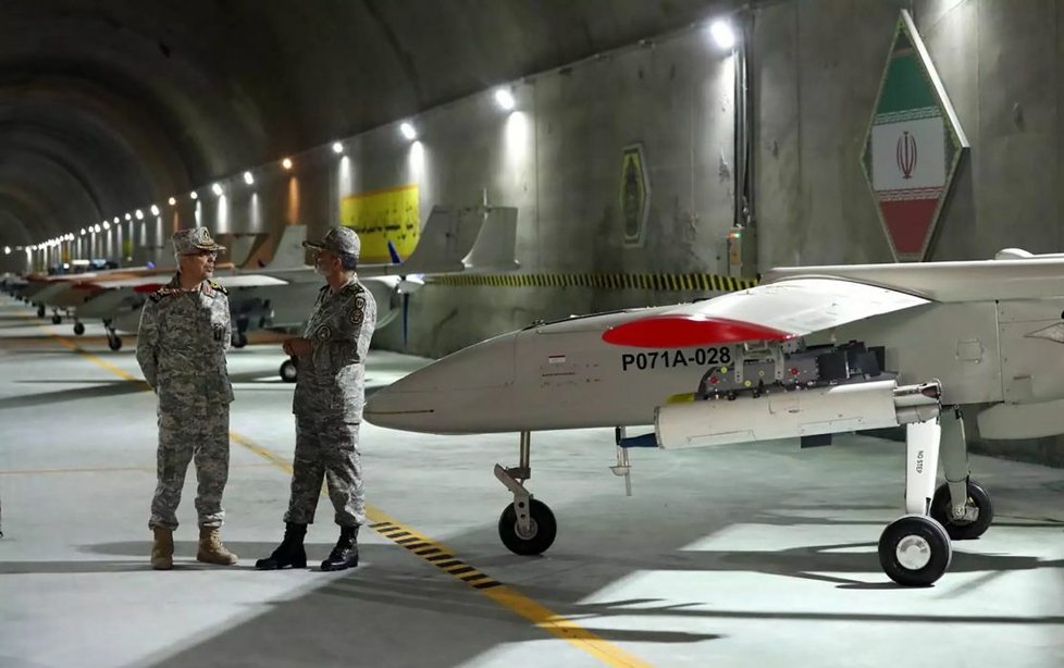 Šéf íránského generálního štábu na obhlídce dronové základny.