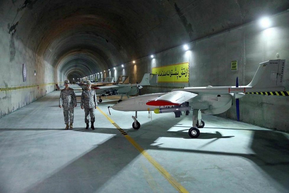 Šéf íránského generálního štábu na obhlídce dronové základny.