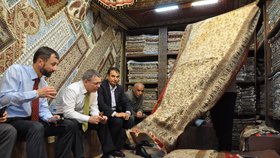 Ministr zahraničí Lubomír Zaorálek na oficiální návštěvě Íránu. Vlevo ho na návštěvě obchodu s ručně tištěnými látkami doprovodil vedoucí české ambasády v Teheránu, charge d´affaires Petr Štěpánek.