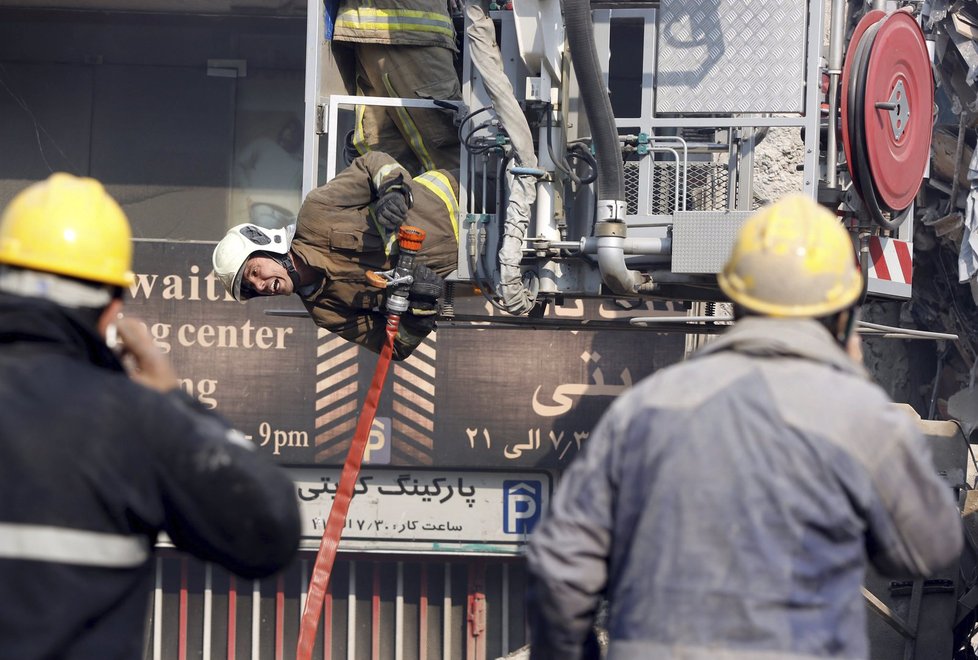 V Íránu v Teheránu zachvátil výškovou budovu požár. Na místě jsou mrtví i zranění. Hasiči s plameny stále bojují.