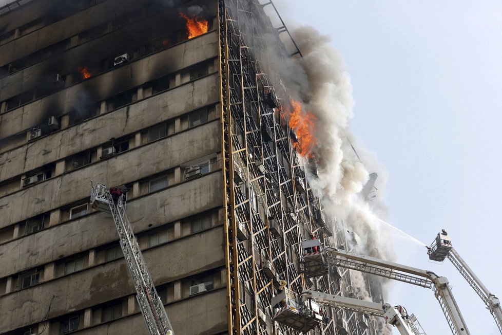 V Íránu v Teheránu zachvátil výškovou budovu požár. Na místě jsou mrtví i zranění. Hasiči s plameny stále bojují.