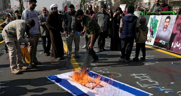 „Smrt Izraeli!“ Írán slaví výročí islámské revoluce, lidé pálí vlajky a bouřlivě skandují