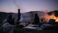Bratři Kjamars a Kjanúš s bratrancem Faršadem zapalují suchou trávu kolem tábora, zatímco Džahán peče tenký chléb
