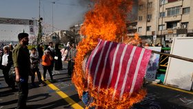 Pálení vlajek v Íránu (11.2.2024)