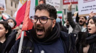 Jak krach jedné banky v Íránu odstartoval možný pád celého teokratického režimu Jak krach jedné banky v Íránu odstartoval možný pád celého teokratického režimu